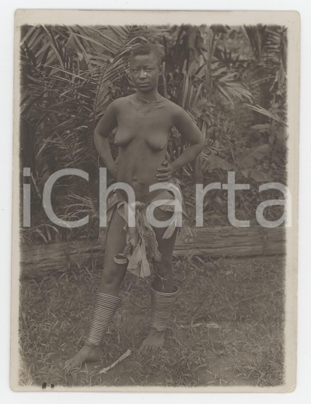 1930 ca CONGO BELGE Femme nue - Scarification ETHNIC NUDE Photo 9x11 cm Fotografia d'epoca.  FAIR/discreto Lievi smussature agli angoli Formato: 9x11 originale e autentica 1