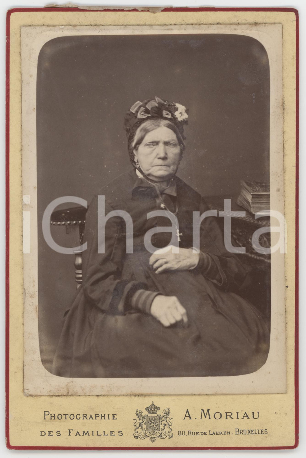 1880 ca BRUXELLES Vieille femme en deuil - Photo A. MORIAU 11x16 cm Fotografia d'epoca, su cartoncino rigido.  FAIR/discreto residui di colla al verso Formato: 11x16 cm originale e autentica 1
