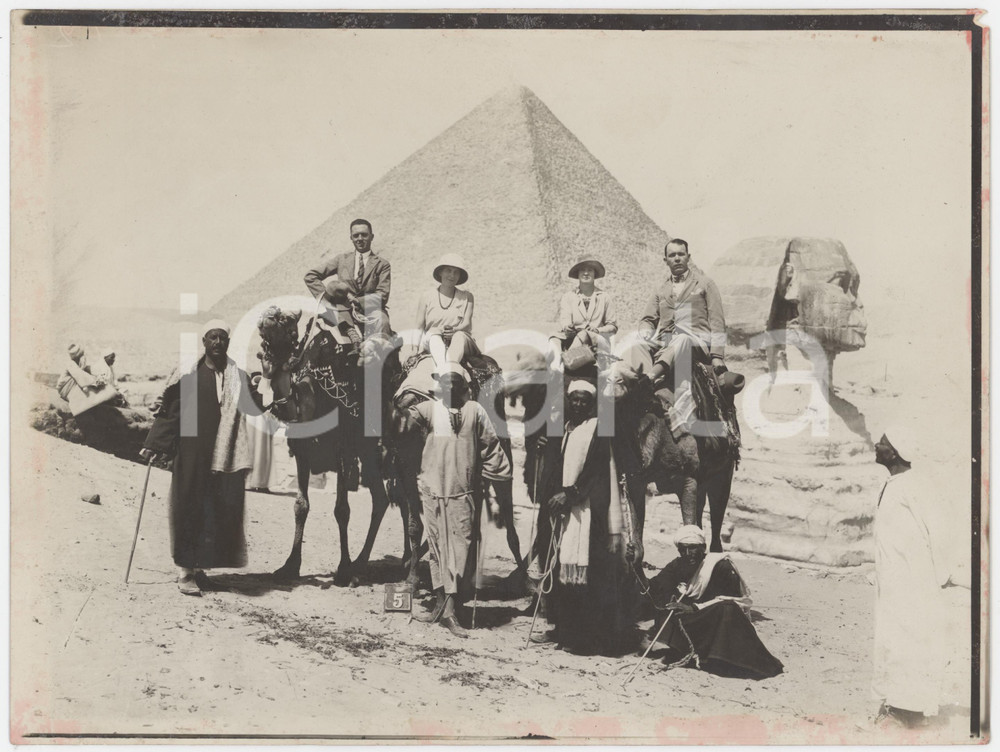 1925 ca EGITTO Turisti europei sui cammelli alla Piramide di Cheope - Foto Fotografia originale d'epoca. POOR/danneggiato macchie ai margini; piccola mancanza angolare Formato: 24x18 cm originale e autentica 1