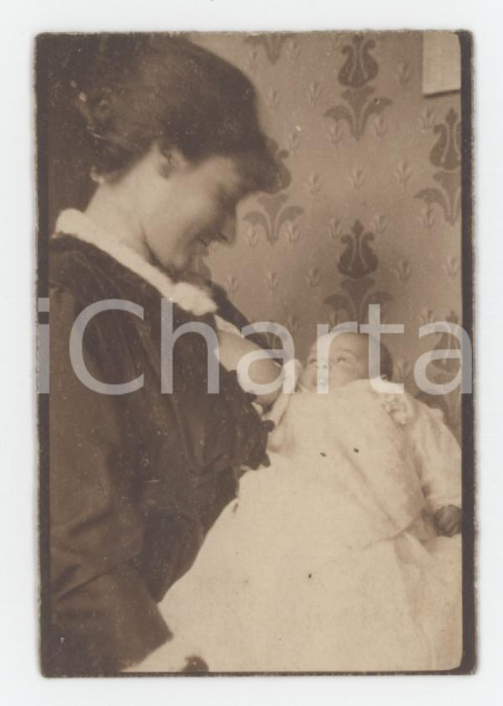 1910 ca COSTUME ITALIA Donna allatta neonato (2) Foto RARA 4,5x6,5 cm Fotografia originale di agenzia, autografata dal calciatore Paul Van Himst.  GOOD/buono  Formato: 4,5x6,5 cm originale e autentica 1