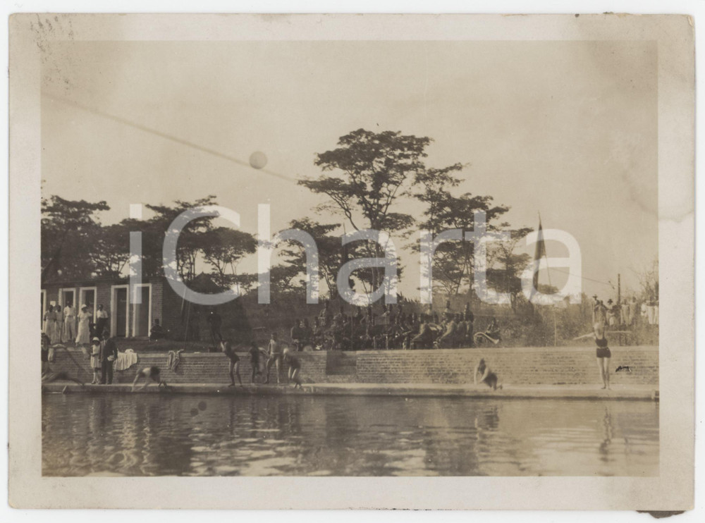 1930 ca BELGIAN CONGO - Swimming pool - RARE photo 18x13 cm Fotografia originale d'epoca. POOR/danneggiato residui cartacei al verso; aloni; lievi piegature e macchie Formato: 18x13 cm originale e autentica 1