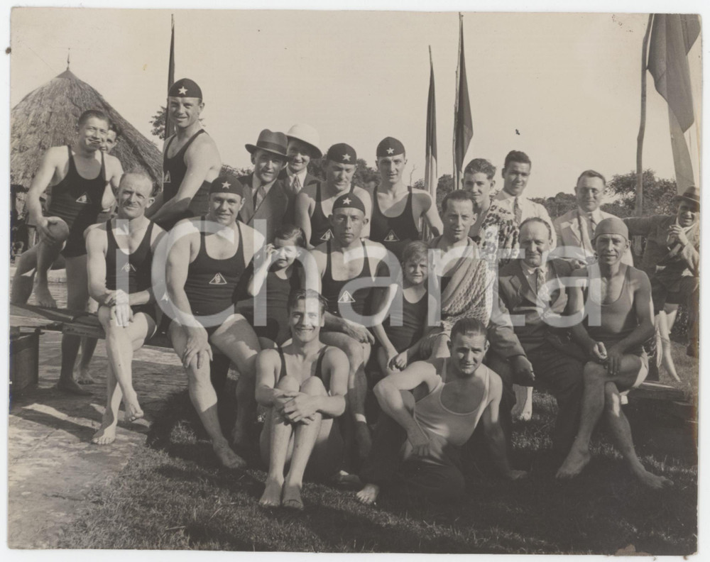 1940 ca SPORT ITALIA - NUOTO - Gruppo di atleti - Foto 18x14 cm Fotografia originale d'epoca. FAIR/discreto residui cartacei al verso; lieve piegatura Formato: 18x14 cm originale e autentica 1