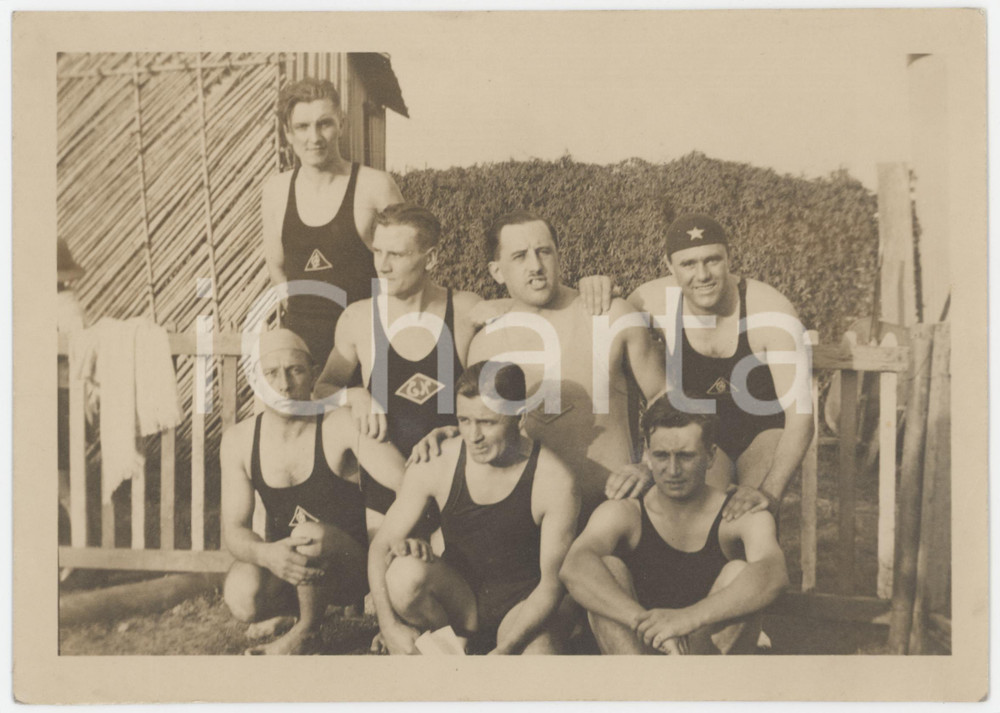 1940 ca SPORT ITALIA - PALLANUOTO - Gruppo di atleti - Fotografia 19x14 cm Fotografia originale d'epoca. FAIR/discreto residui cartacei al verso Formato: 19x14 cm originale e autentica 1