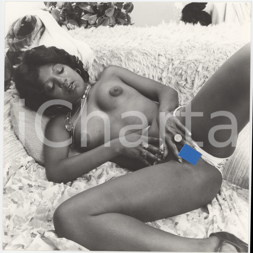 1960 ca EROTICA VINTAGE Trisha HOWELL touching herself - Photo 20x20 cm Fotografia d'epoca.  FAIR/discreto Lievi smussature agli angoli Formato: 20x20 originale e autentica 1
