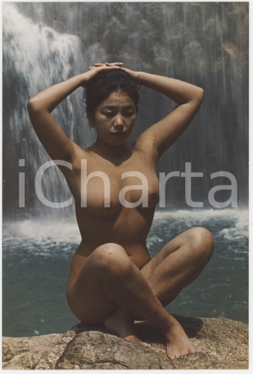 1990 ca VINTAGE EROTIC Nude asian woman near a waterfall - Photo 10x15 cm  Fotografia d'epoca. GOOD/buono  Formato: 10x15 originale e autentica 1