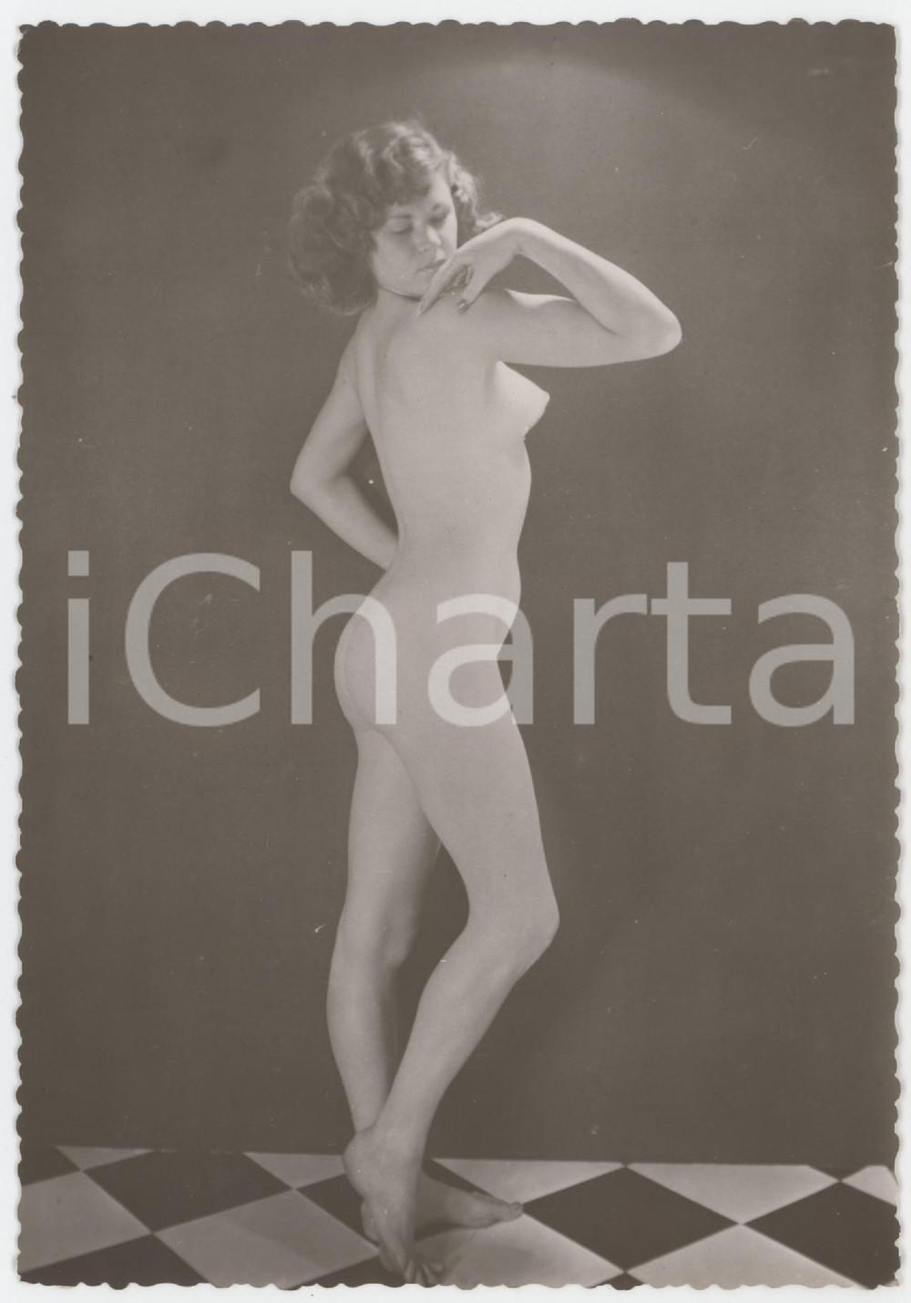 1955 ca EROTICA VINTAGE Nude woman on checkered floor - Photo 10x15 cm Fotografia d'epoca.  GOOD/buono  Formato: 10x15 originale e autentica 1