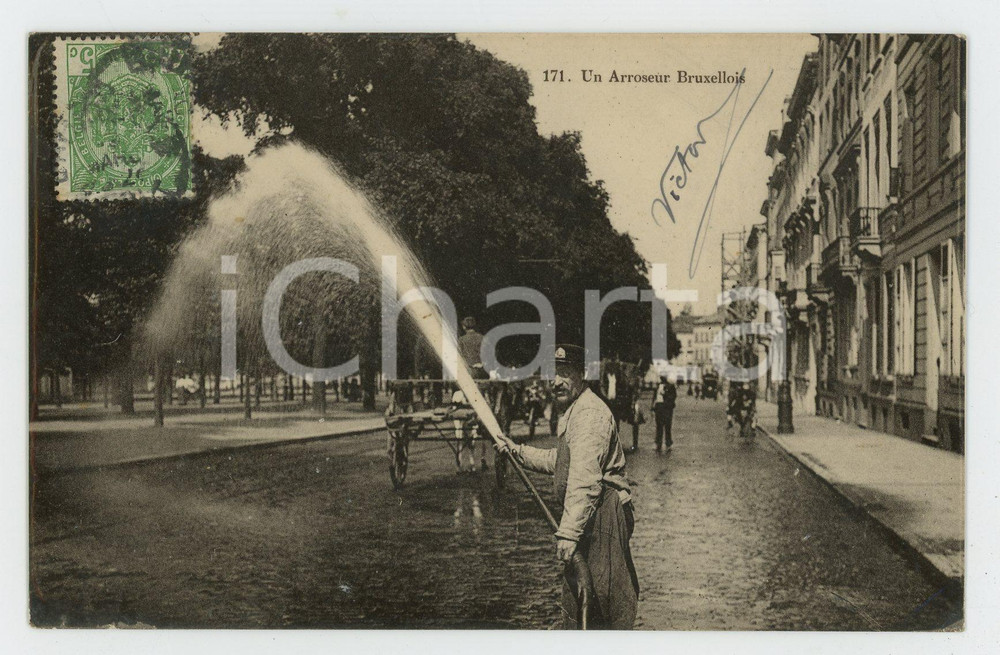 1910 ca BRUXELLES - BELGIQUE Un arroseur bruxellois - Carte postale FP VG  Cartolina postale d'epoca, viaggiata. FAIR/discreto Lievi smussature agli angoli, piccolo distacco delle pellicola Formato: FP originale e autentica 1