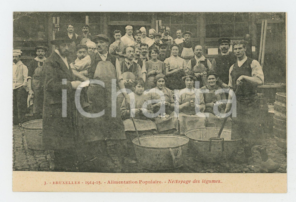 1914-15 BRUXELLES Alimentation populaire - Nettoyage des légumes - Carte postale  Cartolina d'epoca, non viaggiata.CONDIZIONI: POOR (profonda piegatura all'angolo superiore sinistro)FORMATO: FP    originale e autentica 1