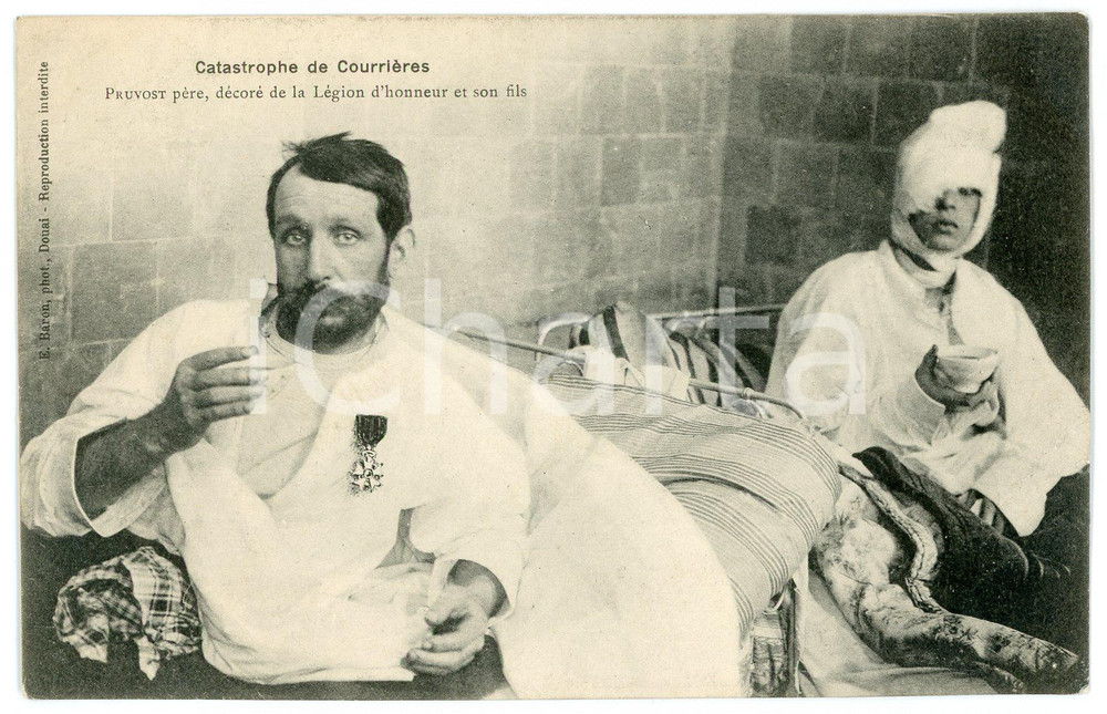 1906 FRANCE Catastrophe de COURRIÃˆRES - PROUVOST pÃ¨re et fils - Carte postale Cartolina postale, non viaggiata.  POOR/danneggiato piegature angolari FORMATO: 14x9 cm originale e autentica 1