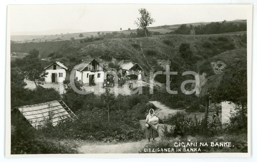 1930 ca BANKA (SLOVAKIA) Ziganer - Gypsies (2) Photo postcard RPPC 13x8 cm  Fotografia seriale in formato cartolina postale d'epoca, non viaggiata.CONDIZIONI: GFORMATO: 13x8 cm    originale e autentica 1