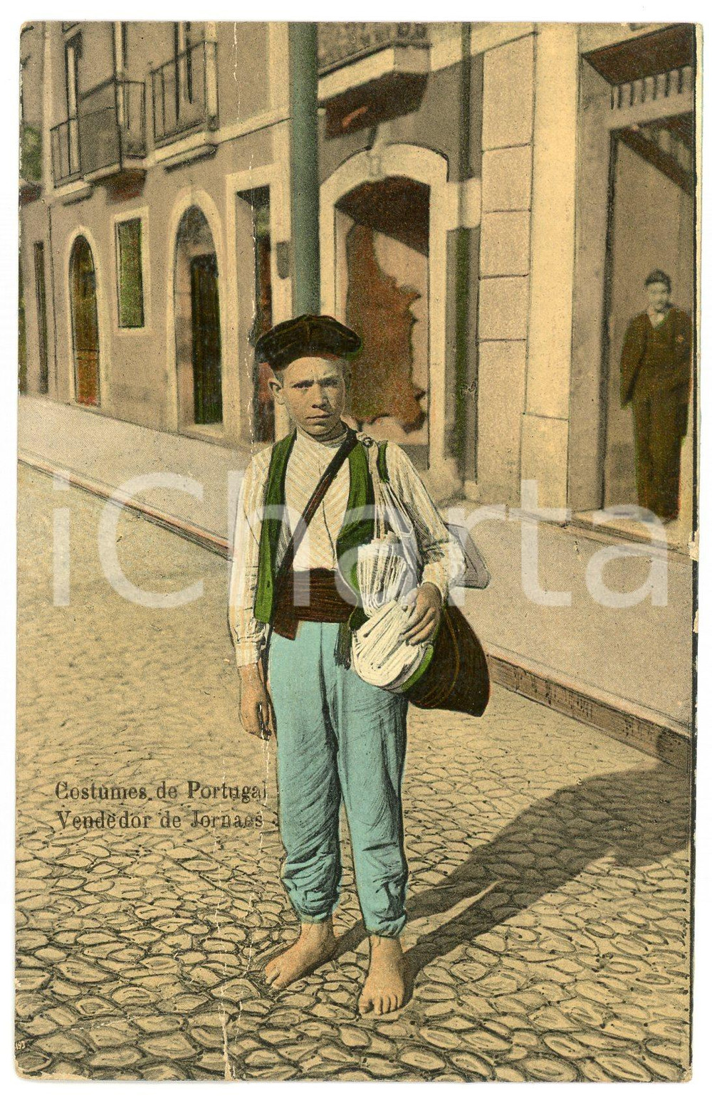 1920 LISBOA Vendedor de jornaes - Costumes Portuguezes - DAMAGED Postcard FP VG  Cartolina postale d'epoca, viaggiata.CONDIZIONI: VERY POOR (profonda piegature verticale lungo il margine sinistro)FORMATO: FP    originale e autentica 1