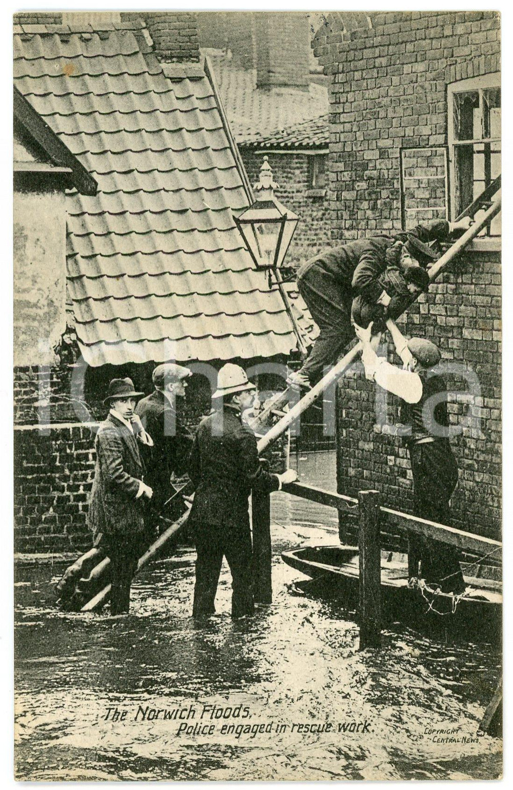 1912 NORWICH Great Flood of 1912 - Police engaged in rescue work - Postcard FP  Cartolina postale d'epoca, viaggiata.CONDIZIONI: FAIRFORMATO: FP    originale e autentica 1