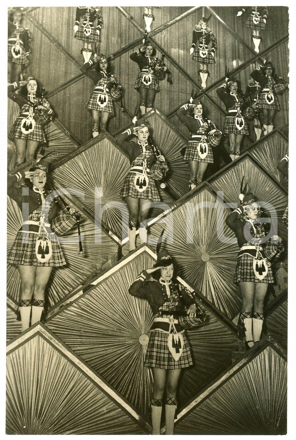 1950 ca PARIS Folies Bergère - Dancers in Scottish dress *Photo  Fotografia seriale d'epoca.CONDIZIONI: GFORMATO: 9x14 cm    originale e autentica 1