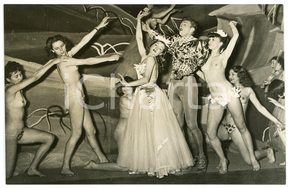 1950 ca VINTAGE EROTIC PARIS Folies Bergère - Nude dancers - Photo 14x9 cm  Fotografia seriale d'epoca.CONDIZIONI: GFORMATO: 14x9 cm    originale e autentica 1