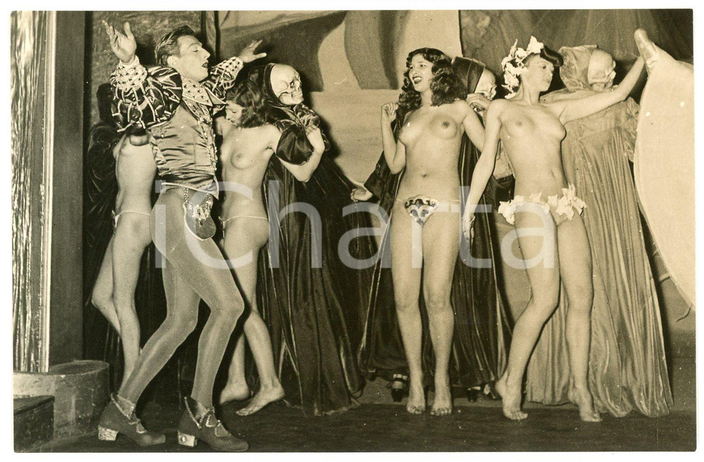 1950 ca VINTAGE EROTIC PARIS Folies Bergère - Nude dancers (2) Photo 14x9 cm  Fotografia seriale d'epoca.CONDIZIONI: GFORMATO: 14x9 cm    originale e autentica 1