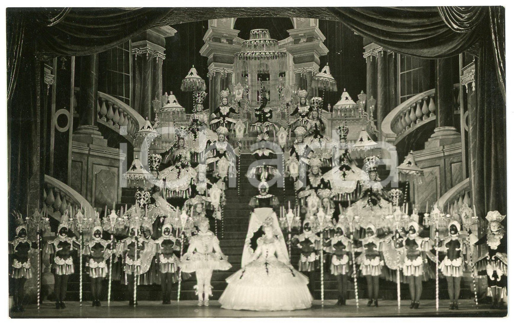 1950 ca PARIS Folies Bergère - Dancers with black masks - Photo 14x9 cm  Fotografia seriale d'epoca.CONDIZIONI: GFORMATO: 14x9 cm    originale e autentica 1