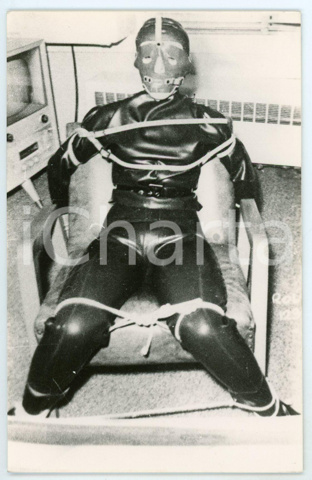 1970 ca VINTAGE EROTIC - BDSM - Bound woman - Leather bondage - Photo postcard  Fotografia d'epoca, in formato cartolina postale.CONDIZIONI: GFORMATO: 9x14 cm    originale e autentica 1