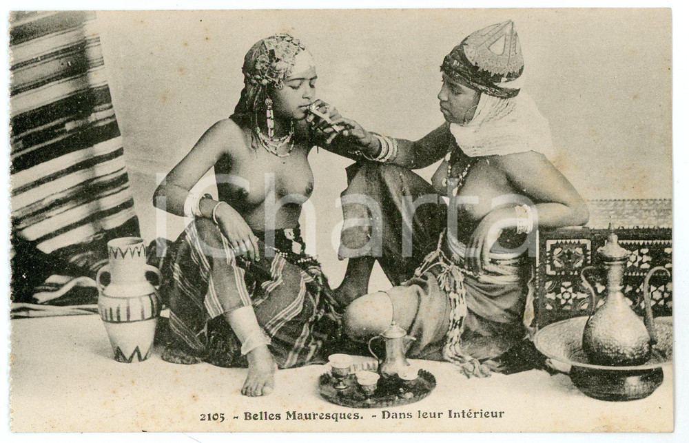1920 ca BELLES MAURESQUES Dans leur intérieur NU ETHNIQUE Carte postale FP NV  Cartolina postale d'epoca, non viaggiata.CONDIZIONI: FAIRFORMATO: FP    originale e autentica 1