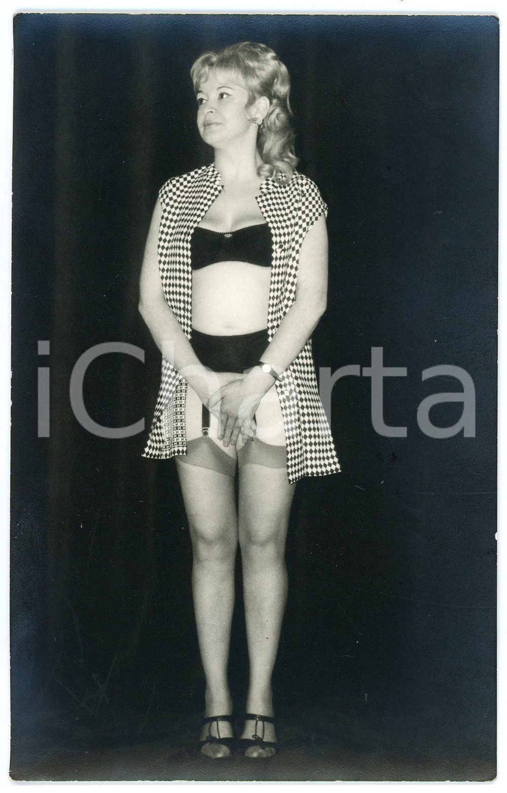 1960 ca VINTAGE EROTIC Woman in stockings - Photo risque 10x16 cm  Fotografia d'epoca.CONDIZIONI: G FORMATO: 10x16 cm    originale e autentica 1