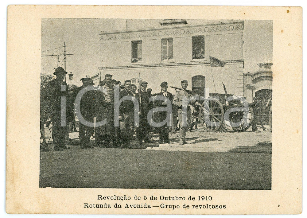 1910 PORTUGAL Revolução de 5 de Outubro - Rotunda da Avenida - Revoltosos *RARE  Rara cartolina postale d'epoca, priva di stampa al verso.CONDIZIONI: F (macchie marginali)FORMATO: FG    originale e autentica 1