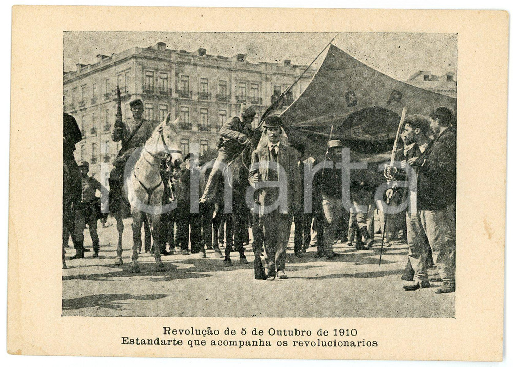 1910 PORTUGAL Revolução 5 de Outubro - Estandarte que acompanha revolucionarios  Rara cartolina postale d'epoca, non viaggiata.CONDIZIONI: F (lievi tracce di umidit&agrave; ai margini)FORMATO: FG    originale e autentica 1