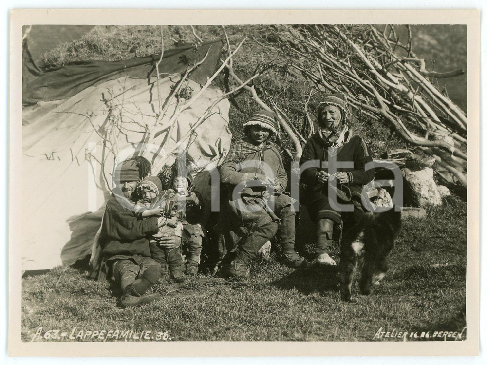 1910 ca NORWAY Lappefamilie - Lapp family - Photo 11x9 cm Fotografia d'epoca. FOTOGRAFO: Atelier K.K. - Bergen GOOD/buono  Formato: 11x9 originale e autentica 1