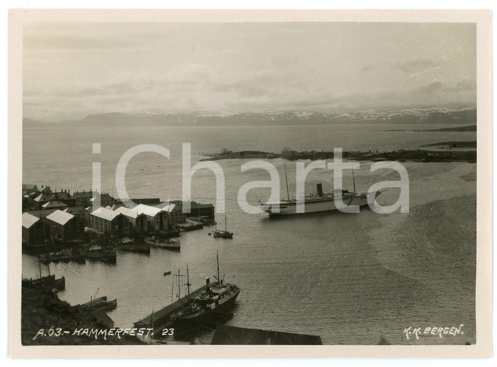 1910 ca HAMMERFEST - NORWAY View of the harbor - Photo 11x9 cm Fotografia d'epoca. FOTOGRAFO: Atelier K.K. - Bergen FAIR/discreto Lieve abrasione al verso Formato: 11x9 originale e autentica 1