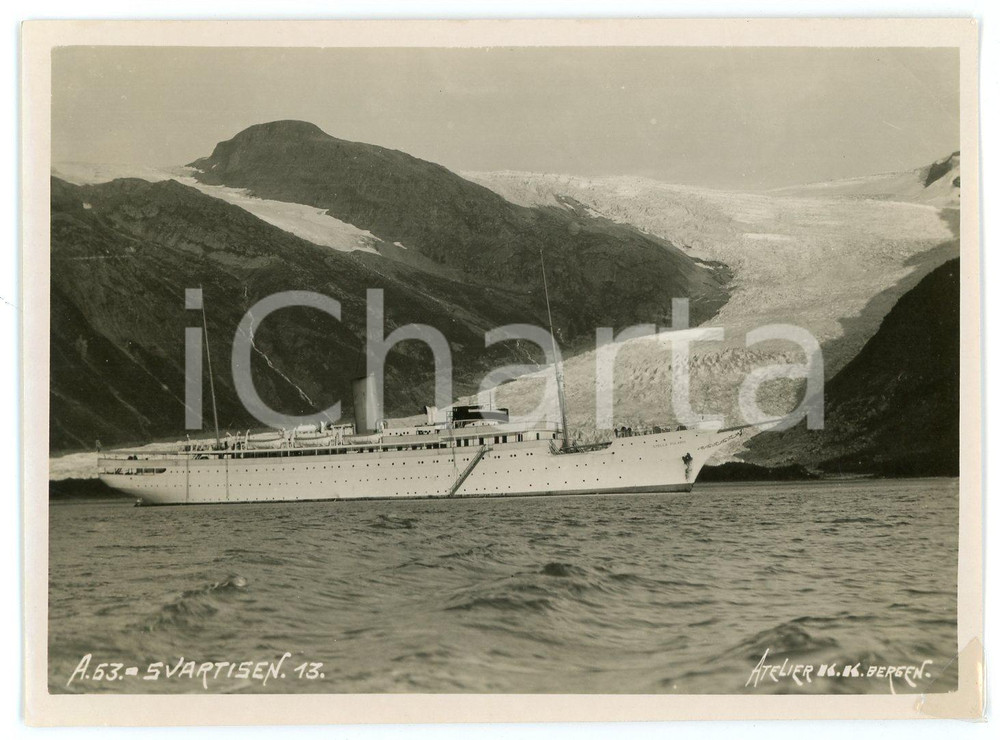 1910 ca SVARTISEN - NORWAY Ship in front of the glacier - Photo 11x9 cm Fotografia d'epoca. FOTOGRAFO: Atelier K.K. - Bergen FAIR/discreto abrasioni al verso Formato: 11x9 originale e autentica 1