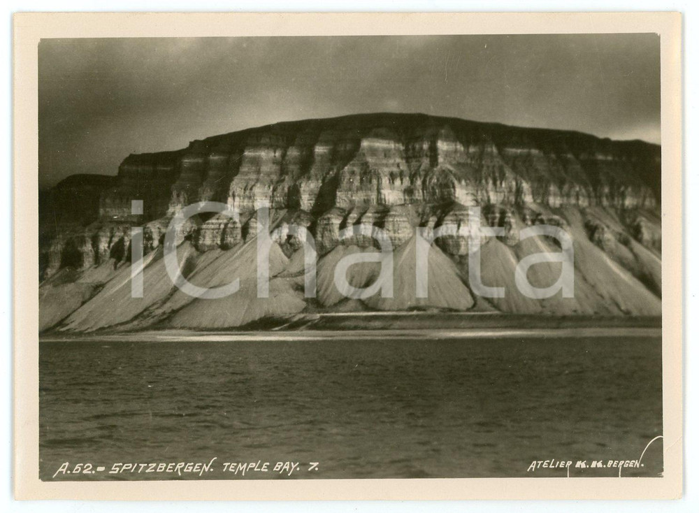 1910 ca SPITSBERGEN - NORWAY Temple Bay - Photo 11x9 cm Fotografia d'epoca. FOTOGRAFO: Atelier K.K. - Bergen POOR/danneggiato Strappo e piegatura all'angolo inferiore destro, lieve abrasione al verso Formato: 11x9 originale e autentica 1