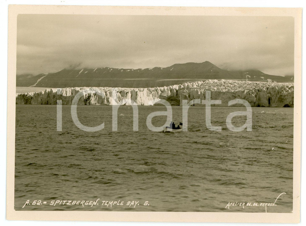 1910 ca SPITSBERGEN - NORWAY At the Temple bay with a boat - Photo 11x9 cm Fotografia d'epoca. FOTOGRAFO: Atelier K.K. - Bergen FAIR/discreto lieve abrasione al verso Formato: 11x9 originale e autentica 1