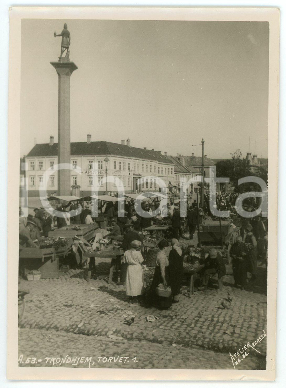 1910 ca TRONDHEIM - NORWAY Torvet - Market day - Photo 9x11 cm Fotografia d'epoca. FOTOGRAFO: Atelier K.K. - Bergen POOR/danneggiato piegatura all'angolo inferiore destro,  abrasione al verso Formato: 11x9 originale e autentica 1