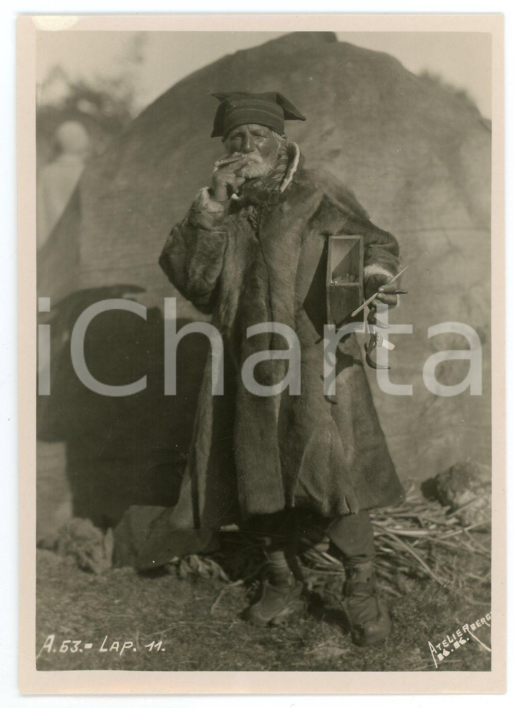 1910 ca NORWAY Lapp smoking a cigar - Photo 9x11 cm Fotografia d'epoca. FOTOGRAFO: Atelier K.K. - Bergen GOOD/buono  Formato: 11x9 originale e autentica 1