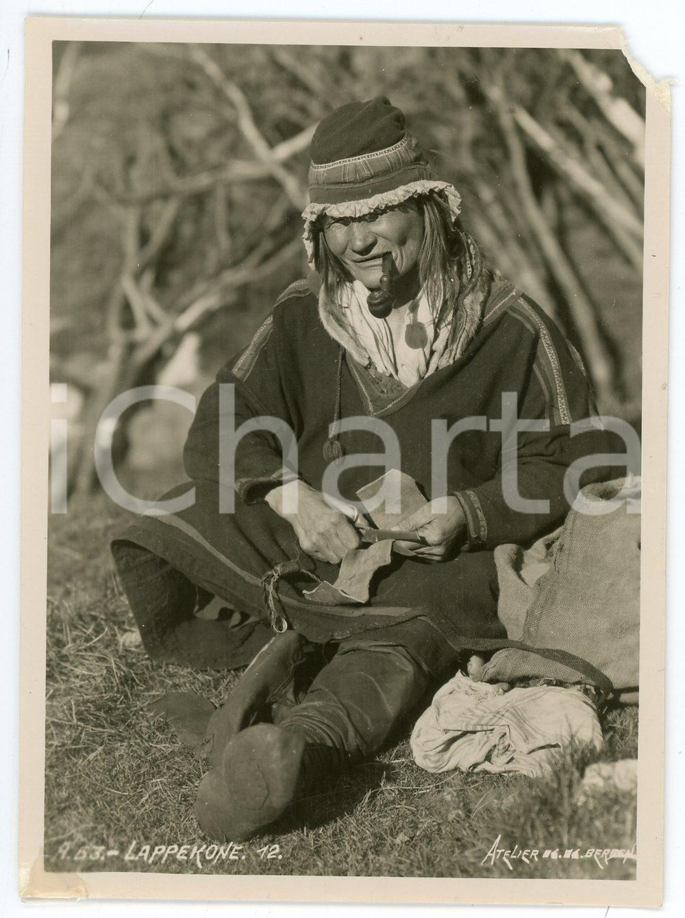 1910 ca NORWAY Lappekone - Lapp smoking a pipe - Photo 9x11 cm Fotografia d'epoca. FOTOGRAFO: Atelier K.K. - Bergen POOR/danneggiato mancanza all'angolo superiore destro, abrasioni al verso Formato: 11x9 originale e autentica 1