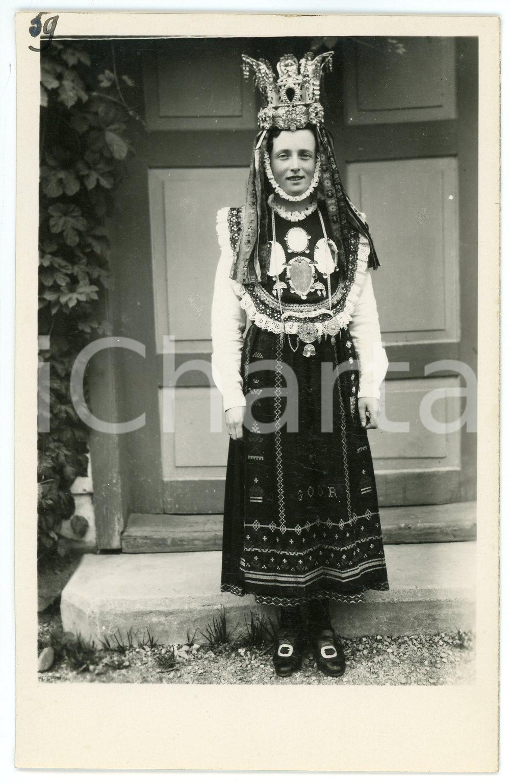 1935 ca NORWAY - FOLKLORE Lappish girl in typical costume - Postcard FP NV  Cartolina d'epoca, non viaggiata. FAIR/discreto Lievi smussature agli angoli Formato: FP originale e autentica 1