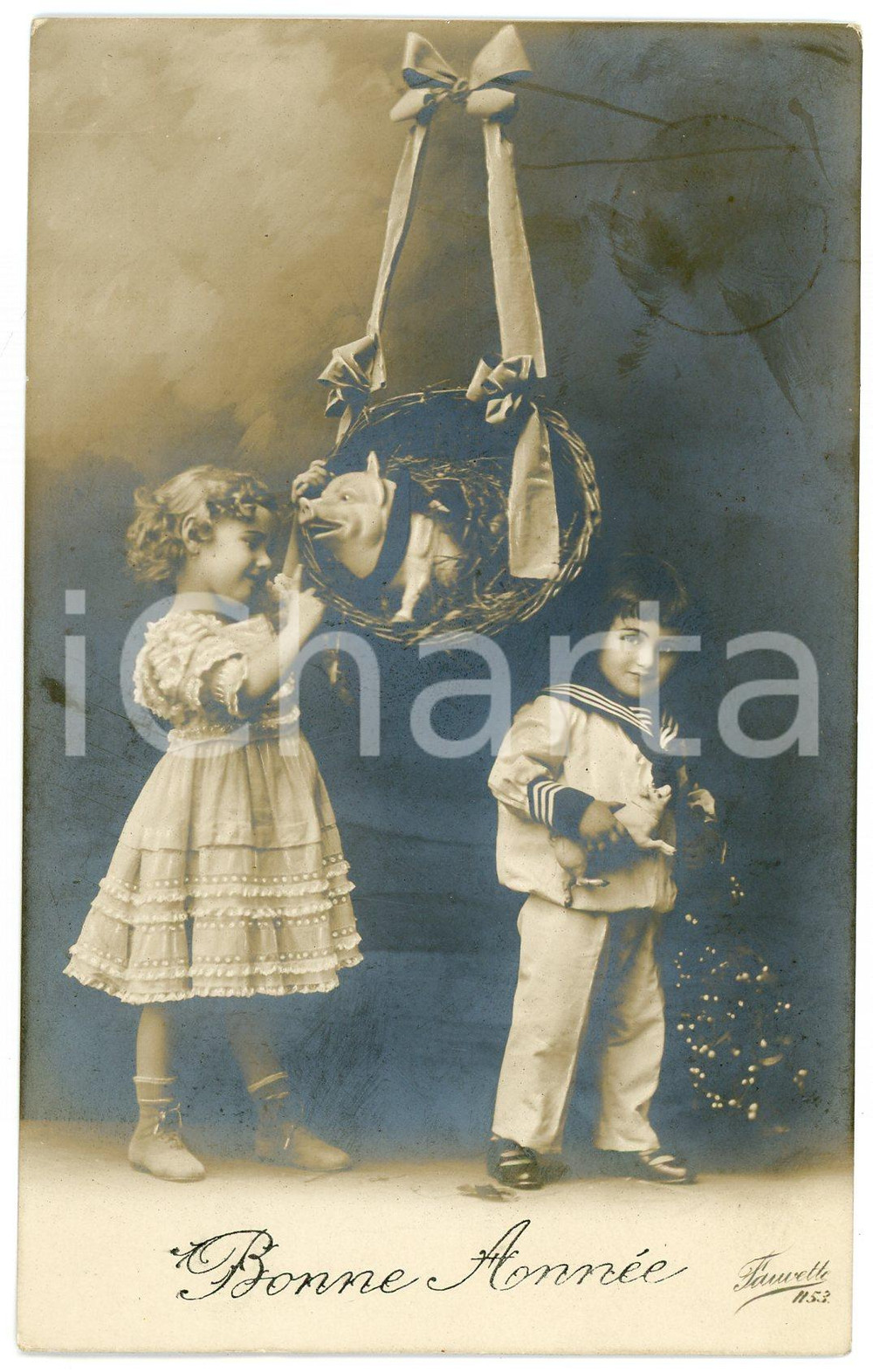1911 BONNE ANNÉE Children and a basket with pig - Vintage French postcard  Cartolina postale d'epoca, viaggiata.CONDIZIONI: G (lievi abrasioni agli angoli superiori)FORMATO: FP    originale e autentica 1