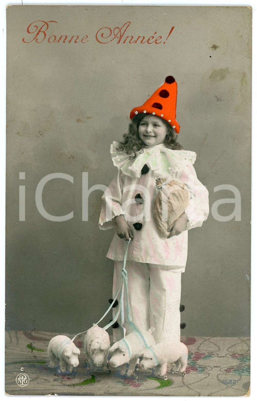 1910 BONNE ANNÉE Little girl Pierrot with leashed pigs *Hand tinted postcard  Cartolina postale d'epoca, viaggiata.CONDIZIONI: F (lievi abrasioni angolari e macchie nella parte superiore)FORMATO: FP    originale e autentica 1