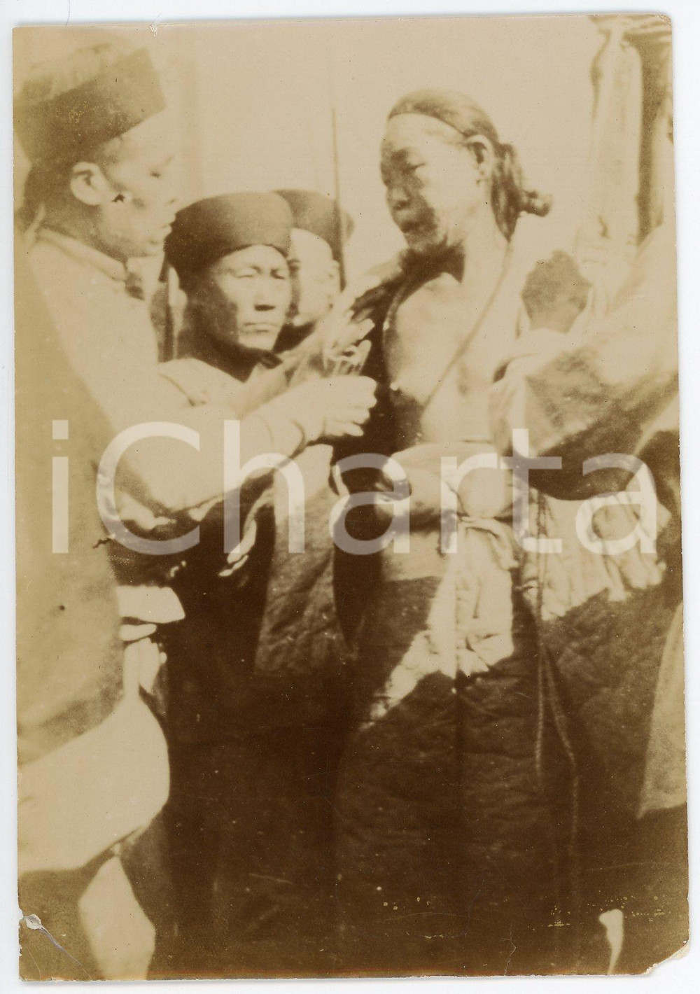 1900 ca CHINA TORTURE Condemned man with executioners *RARE photo 9x13 cm Fotografia originale d'epoca.FORMATO: 9,5x13 cmCONDIZIONI: F (piccola mancanza angolare a destra e piegatura angolare con minimo strappo all'angolo inferiore sinistro; minima sbrecciatura al lato superiore)Si precisa che la serie fotografica completa &egrave; disponibile sul sito www.icharta.com .AVVERTENZAPer le sue caratteristiche di pregio e rarit&agrave;, l'oggetto &egrave; stato selezionato per la collezione privata di ICharta.    originale e autentica 1