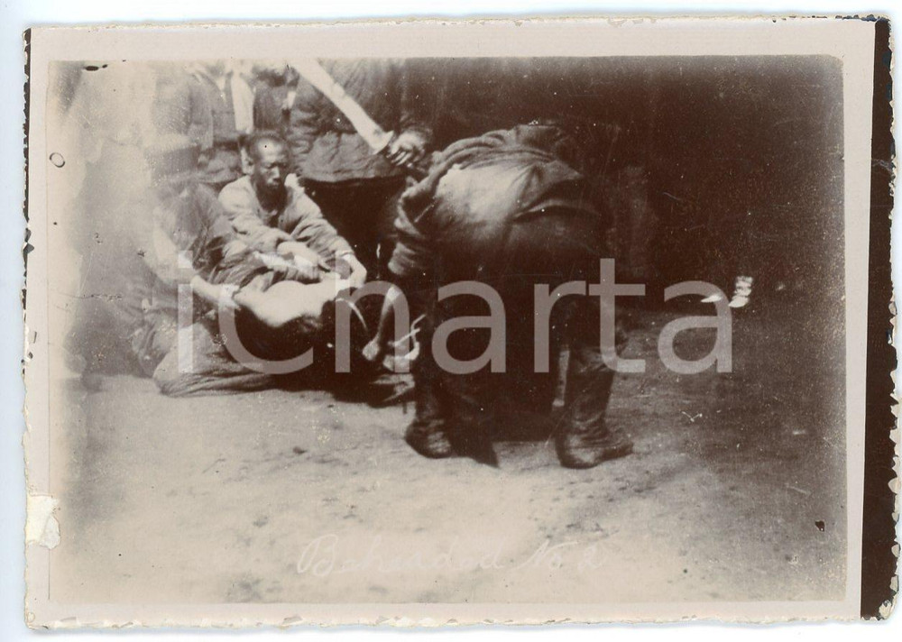 1900 ca CHINA DEATH PENALTY Beheading - Preparation (2) RARE photo 9x6 Fotografia originale d'epoca.FORMATO: 9x6 cmCONDIZIONI: F (difetti di stampa; piccola abrasione al lato sinistro)Si precisa che la serie fotografica completa &egrave; disponibile sul sito www.icharta.com .AVVERTENZAPer le sue caratteristiche di pregio e rarit&agrave;, l'oggetto &egrave; stato selezionato per la collezione privata di ICharta.     originale e autentica 1