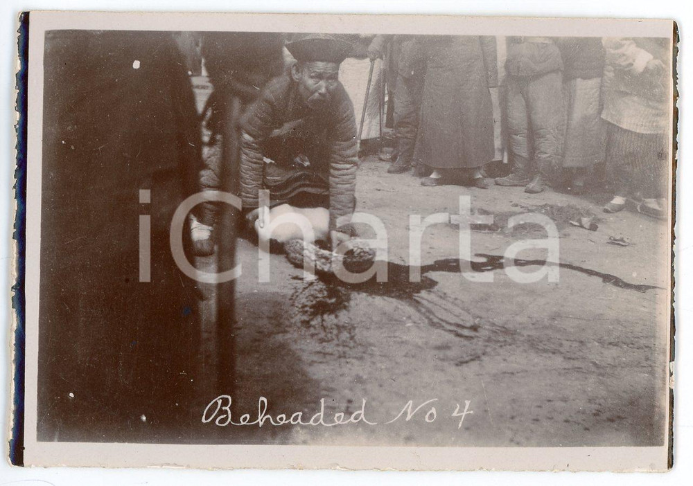1900 ca CHINA DEATH PENALTY Beheading - Execution (2) RARE photo 9x6 cm Fotografia originale d'epoca.FORMATO: 9x6 cmCONDIZIONI: G (minime rosure marginali)Si precisa che la serie fotografica completa &egrave; disponibile sul sito www.icharta.com .AVVERTENZAPer le sue caratteristiche di pregio e rarit&agrave;, l'oggetto &egrave; stato selezionato per la collezione privata di ICharta.     originale e autentica 1