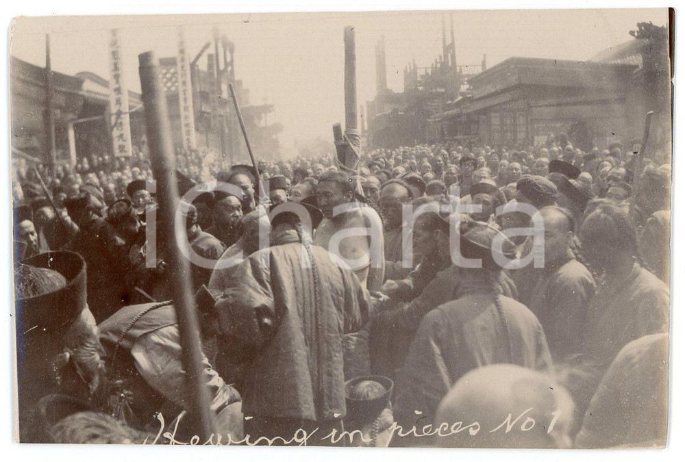 1900 ca CHINA TORTURE LINGCHI Death by a thousand cuts (1) RARE photo 10x7 cm Fotografia originale d'epoca.FORMATO: 10x7 cmCONDIZIONI: GSi precisa che la serie fotografica completa &egrave; disponibile sul sito www.icharta.com .AVVERTENZAPer le sue caratteristiche di pregio e rarit&agrave;, l'oggetto &egrave; stato selezionato per la collezione privata di ICharta.    originale e autentica 1