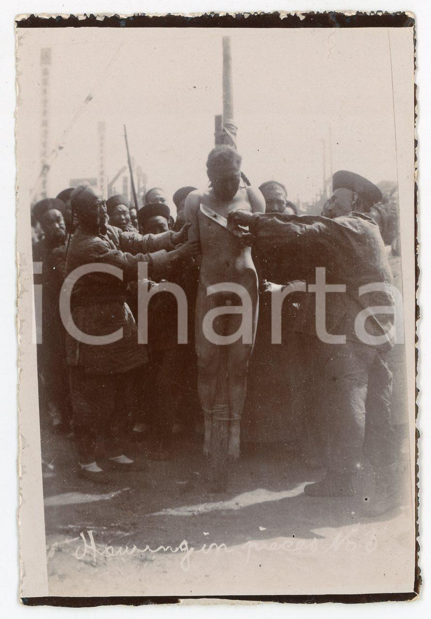 1900 ca CHINA TORTURE LINGCHI Death by a thousand cuts (3) RARE photo 7x10 cm Fotografia originale d'epoca.FORMATO: 7x10 cmCONDIZIONI: GSi precisa che la serie fotografica completa &egrave; disponibile sul sito www.icharta.com .AVVERTENZAPer le sue caratteristiche di pregio e rarit&agrave;, l'oggetto &egrave; stato selezionato per la collezione privata di ICharta.    originale e autentica 1