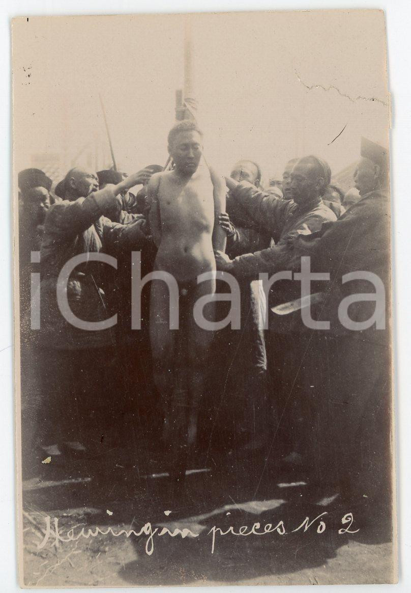 1900 ca CHINA TORTURE LINGCHI Death by a thousand cuts (2) RARE photo 6x10 cm Fotografia originale d'epoca.FORMATO: 6x10 cmCONDIZIONI: P (taglio riparato al lato destro)Si precisa che la serie fotografica completa &egrave; disponibile sul sito www.icharta.com .AVVERTENZAPer le sue caratteristiche di pregio e rarit&agrave;, l'oggetto &egrave; stato selezionato per la collezione privata di ICharta.    originale e autentica 1