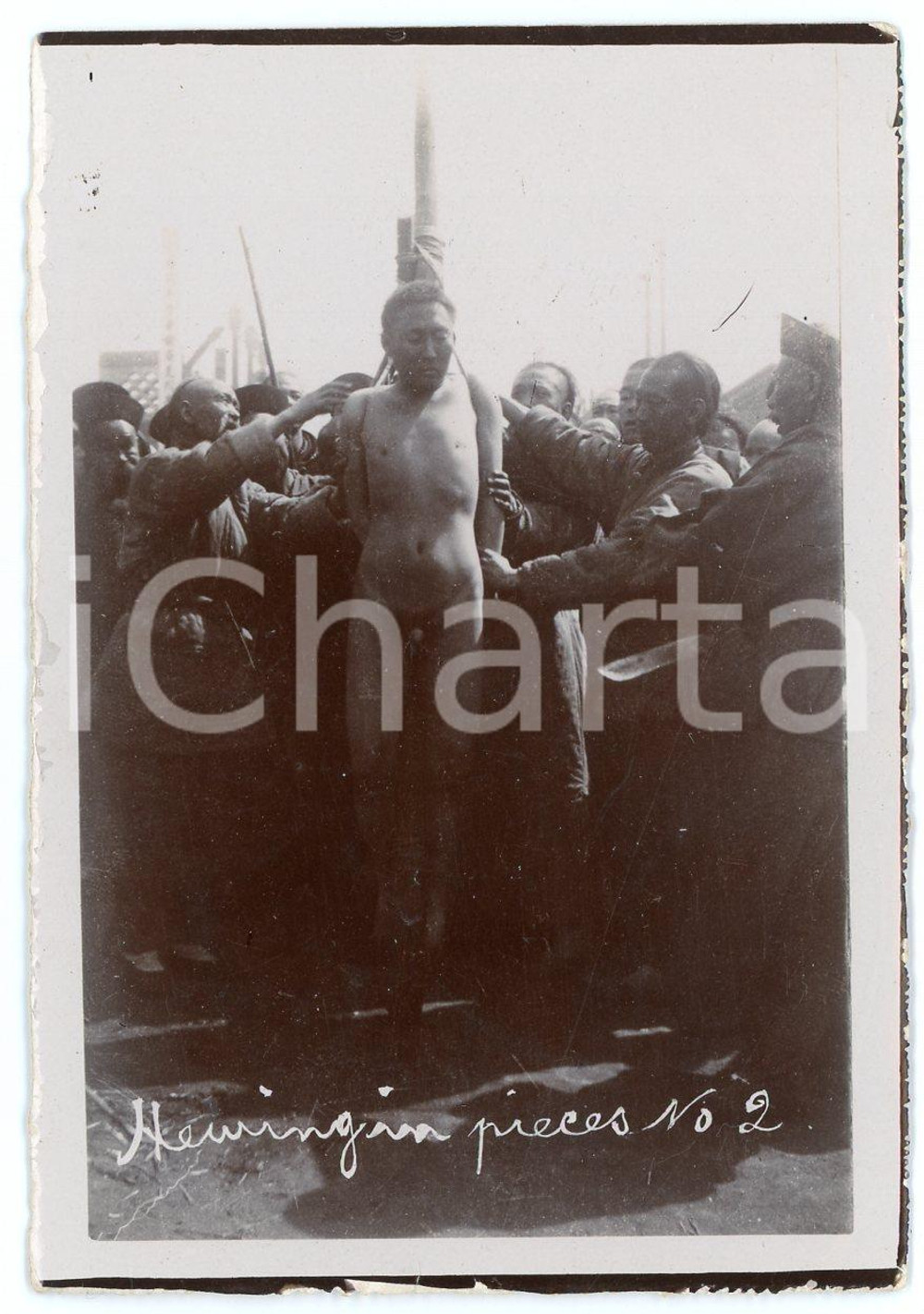 1900 ca CHINA TORTURE LINGCHI Death by a thousand cuts (2) RARE photo 7x10 cm Fotografia originale d'epoca.FORMATO: 7x10 cmCONDIZIONI: GSi precisa che la serie fotografica completa &egrave; disponibile sul sito www.icharta.com .AVVERTENZAPer le sue caratteristiche di pregio e rarit&agrave;, l'oggetto &egrave; stato selezionato per la collezione privata di ICharta.    originale e autentica 1