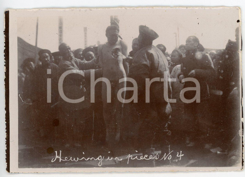 1900 ca CHINA TORTURE LINGCHI Death by a thousand cuts (4) RARE photo 10x7 cm Fotografia originale d'epoca.FORMATO: 10x7 cmCONDIZIONI: GSi precisa che la serie fotografica completa &egrave; disponibile sul sito www.icharta.com .AVVERTENZAPer le sue caratteristiche di pregio e rarit&agrave;, l'oggetto &egrave; stato selezionato per la collezione privata di ICharta.    originale e autentica 1