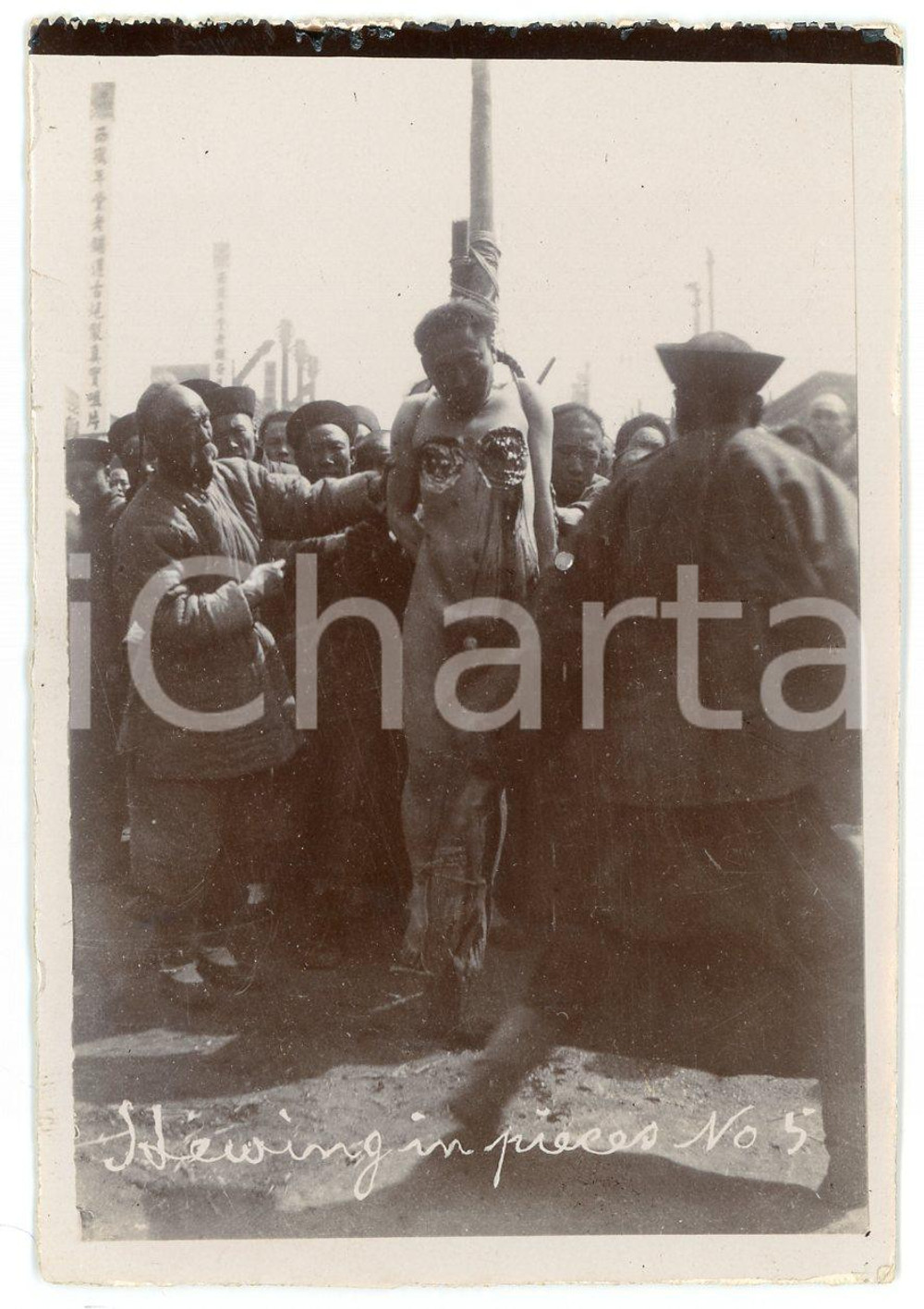 1900 ca CHINA TORTURE LINGCHI Death by a thousand cuts (5) RARE photo 7x10 Fotografia originale d'epoca.FORMATO: 7x10 cmCONDIZIONI: GSi precisa che la serie fotografica completa &egrave; disponibile sul sito www.icharta.com .AVVERTENZAPer le sue caratteristiche di pregio e rarit&agrave;, l'oggetto &egrave; stato selezionato per la collezione privata di ICharta.    originale e autentica 1