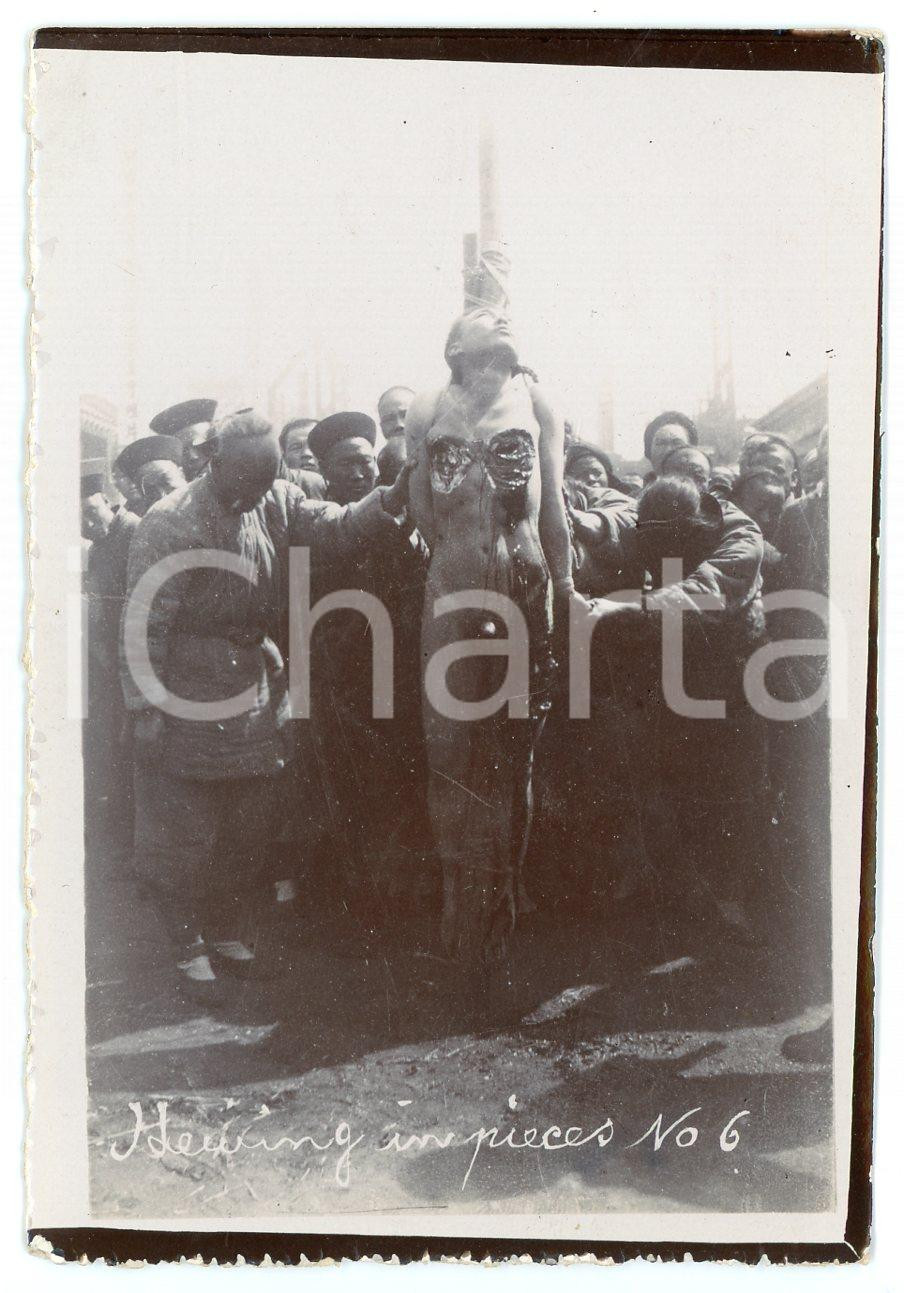 1900 ca CHINA TORTURE LINGCHI Death by a thousand cuts (6) RARE photo 7x10 cm Fotografia originale d'epoca.FORMATO: 7x10 cmCONDIZIONI: GSi precisa che la serie fotografica completa &egrave; disponibile sul sito www.icharta.com .AVVERTENZAPer le sue caratteristiche di pregio e rarit&agrave;, l'oggetto &egrave; stato selezionato per la collezione privata di ICharta.    originale e autentica 1