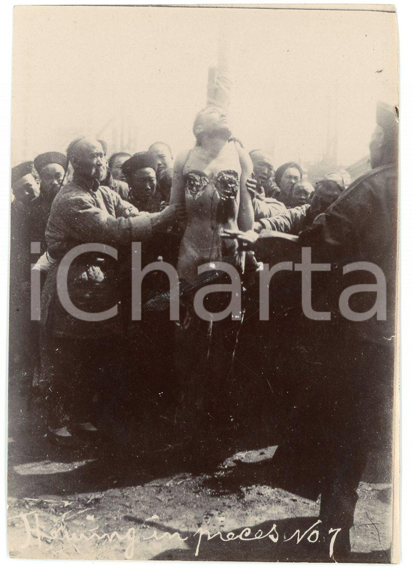 1900 ca CHINA TORTURE LINGCHI Death by a thousand cuts (7) RARE photo 7x10 cm Fotografia originale d'epoca.FORMATO: 7x10 cmCONDIZIONI: GSi precisa che la serie fotografica completa &egrave; disponibile sul sito www.icharta.com .AVVERTENZAPer le sue caratteristiche di pregio e rarit&agrave;, l'oggetto &egrave; stato selezionato per la collezione privata di ICharta.    originale e autentica 1