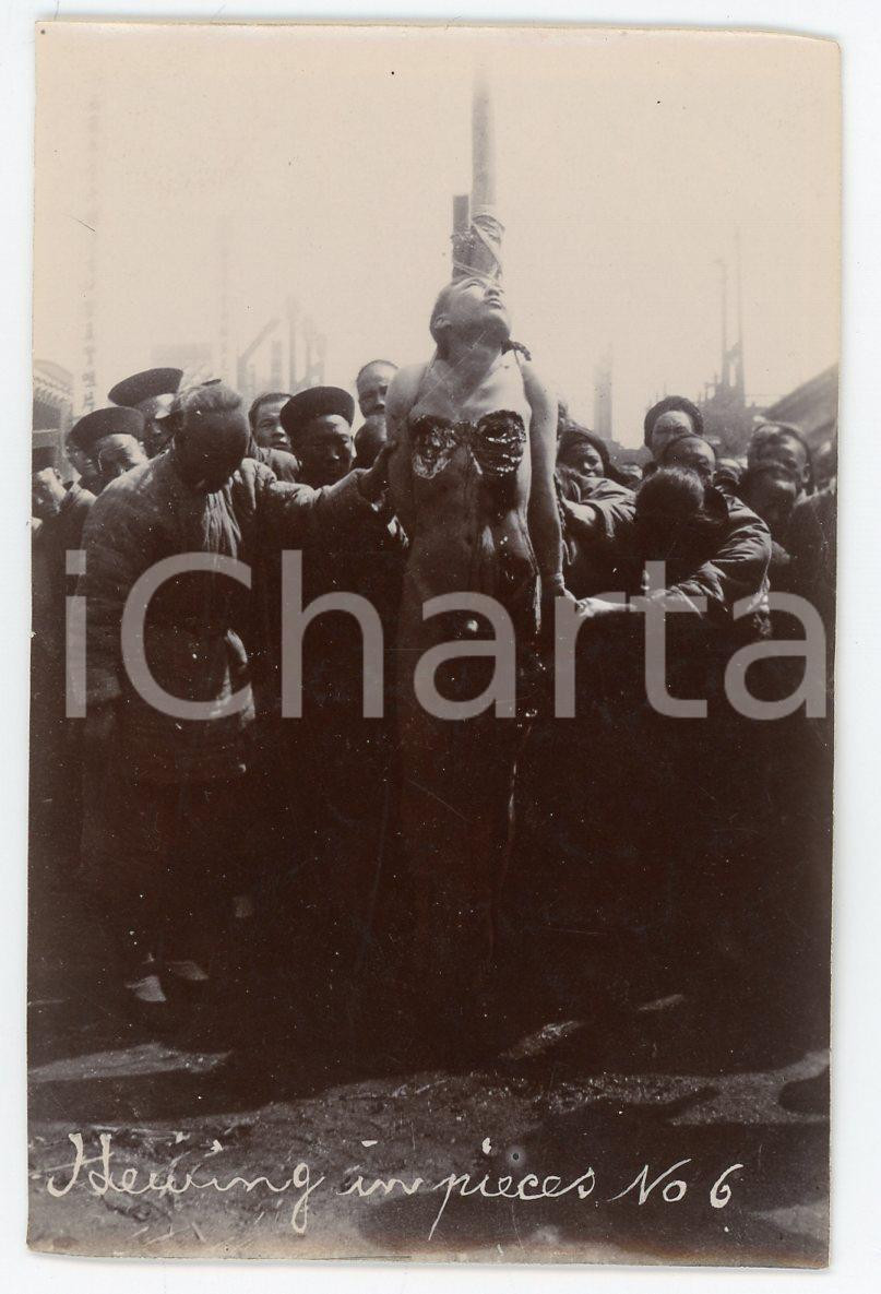 1900 ca CHINA TORTURE LINGCHI Death by a thousand cuts (6) RARE photo 6x10 cm Fotografia originale d'epoca.FORMATO: 6x10 cmCONDIZIONI: GSi precisa che la serie fotografica completa &egrave; disponibile sul sito www.icharta.com .AVVERTENZAPer le sue caratteristiche di pregio e rarit&agrave;, l'oggetto &egrave; stato selezionato per la collezione privata di ICharta.    originale e autentica 1