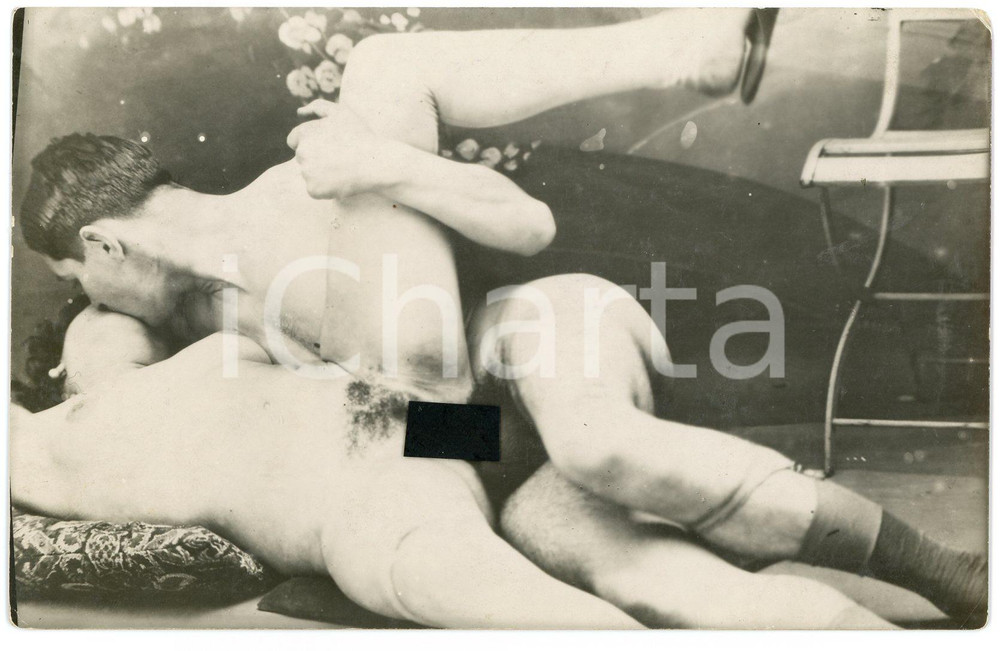 1920 ca VINTAGE EROTIC Couple - Sex on the floor - RARE PORN Photo RPPC Fotografia originale d'epoca, in formato cartolina postale.CONDIZIONI: G FORMATO: 9x14 cm    originale e autentica 1