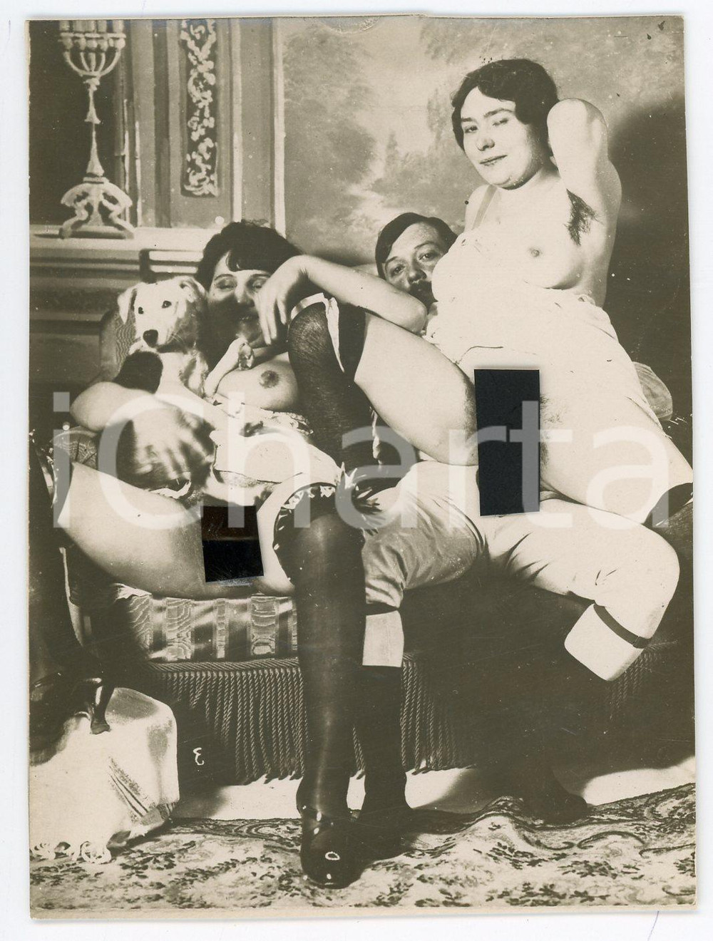 1900 ca VINTAGE EROTIC Threesome - Two women / man - Dog *RARE PORN Photo 8x11 Fotografia originale d'epoca.CONDIZIONI: F (rifilata; lieve piegatura centrale)FORMATO: 8x11 cm    originale e autentica 1